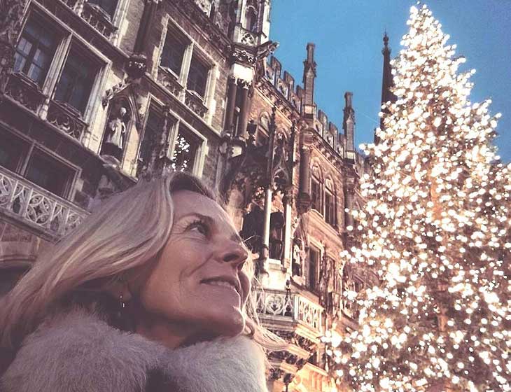 Schauspielerin Andrea L'Arronge vor der dem festlich geschm&uuml;ckten Christbaum am Marienplatz. Foto: privat